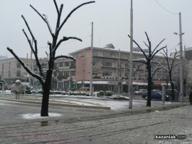 Видео: Казанлък се заснежи