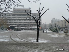 Видео: Казанлък се заснежи