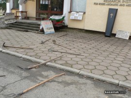 С мотики и вили прогониха новата директорка на Института по розата