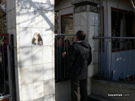 С мотики и вили прогониха новата директорка на Института по розата