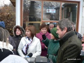 С мотики и вили прогониха новата директорка на Института по розата