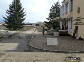 С мотики и вили прогониха новата директорка на Института по розата