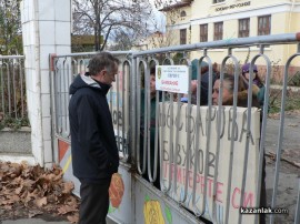 С мотики и вили прогониха новата директорка на Института по розата