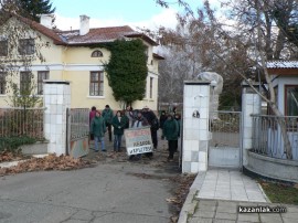 С мотики и вили прогониха новата директорка на Института по розата