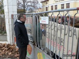 С мотики и вили прогониха новата директорка на Института по розата