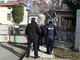 С мотики и вили прогониха новата директорка на Института по розата