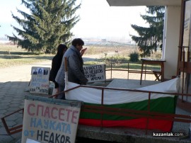 С хитрост и полиция новата директорка на Института по розата влезе в кабинета (Видео)