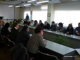 С хитрост и полиция новата директорка на Института по розата влезе в кабинета (Видео)