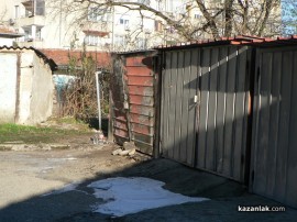 Запалиха такси в метален гараж