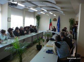 С хитрост и полиция новата директорка на Института по розата влезе в кабинета (Видео)