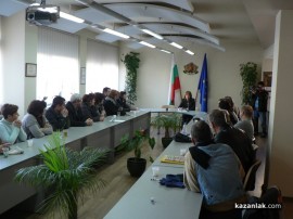 С хитрост и полиция новата директорка на Института по розата влезе в кабинета (Видео)