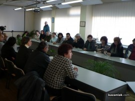 С хитрост и полиция новата директорка на Института по розата влезе в кабинета (Видео)