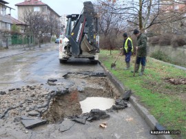 Къща бе наводнена, кола пропадна и половината град е без вода