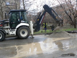Къща бе наводнена, кола пропадна и половината град е без вода