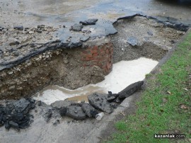 Къща бе наводнена, кола пропадна и половината град е без вода