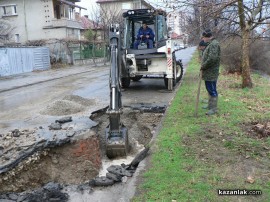 Къща бе наводнена, кола пропадна и половината град е без вода