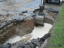 Къща бе наводнена, кола пропадна и половината град е без вода