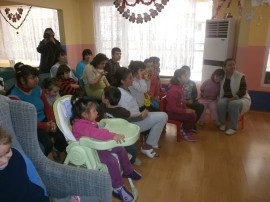 Жени ГЕРБ подариха премиерата на „Коледа с приятели“ на деца с увреждания