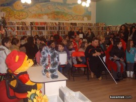 Коледни вълшебства в библиотека Искра