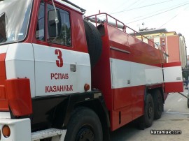 Автомобил се самозапали до Поликлиниката / Новини от Казанлък