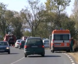 Пиян шофьор се заби в пътен знак и рекламно табло / Новини от Казанлък