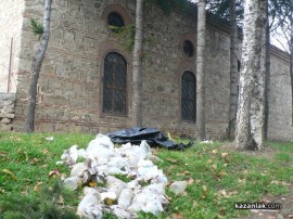 Търговци превръщат района около джамията в сметище