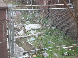 Търговци превръщат района около джамията в сметище