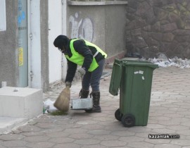 Търговци превръщат района около джамията в сметище