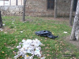 Търговци превръщат района около джамията в сметище