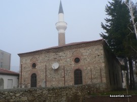 Търговци превръщат района около джамията в сметище