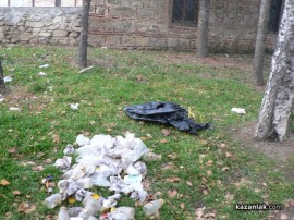 Търговци превръщат района около джамията в сметище