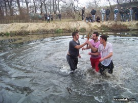 Иван Райков извади богоявленския кръст в Павел баня / Новини от Казанлък