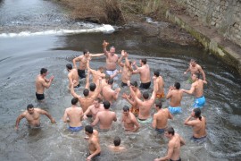 43-годишният Христо Христов спаси Богоявленския кръст в Казанлък / Новини от Казанлък