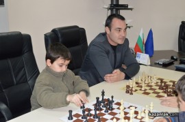 Борис Кърчев връчи новите комплекти за шахмат на победителя в  „Избери кауза и промени Казанлък “