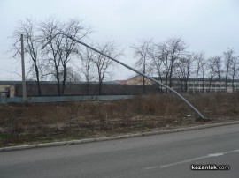 Пиян шофьор помете стълбове на уличното осветление в Казанлък