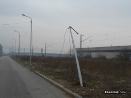 Пиян шофьор помете стълбове на уличното осветление в Казанлък