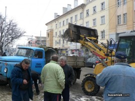Започнаха да извозват снега около спирките
