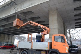 Община Казанлък продължава опесъчаването на улици и тротоари и почистването от ледени висулки / Новини от Казанлък