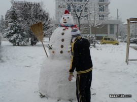 Снежен човек с продуктово позициониране е хит в Казанлък