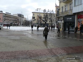 Почистват снега на площад “Севтополис“