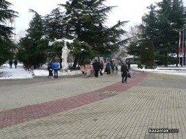 Почистват снега на площад “Севтополис“