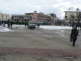 Почистват снега на площад “Севтополис“