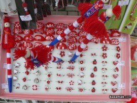 Мартеници Адидас, Найк и Пума на базара в Казанлък