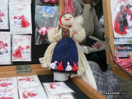 Мартеници Адидас, Найк и Пума на базара в Казанлък