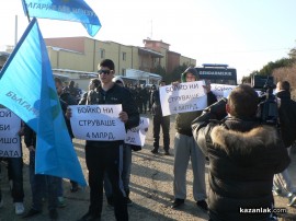 Хора на Бареков причакват кметовете на ГЕРБ и Бойко Борисов до Зорница