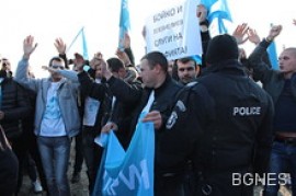 Хора на Бареков причакват кметовете на ГЕРБ и Бойко Борисов до Зорница