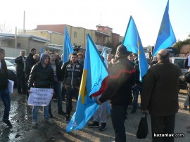 Хора на Бареков причакват кметовете на ГЕРБ и Бойко Борисов до Зорница