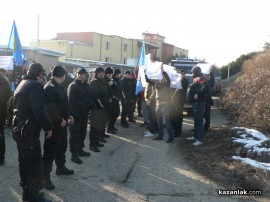 Хора на Бареков причакват кметовете на ГЕРБ и Бойко Борисов до Зорница