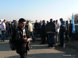 Хора на Бареков причакват кметовете на ГЕРБ и Бойко Борисов до Зорница