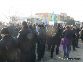 Хора на Бареков причакват кметовете на ГЕРБ и Бойко Борисов до Зорница